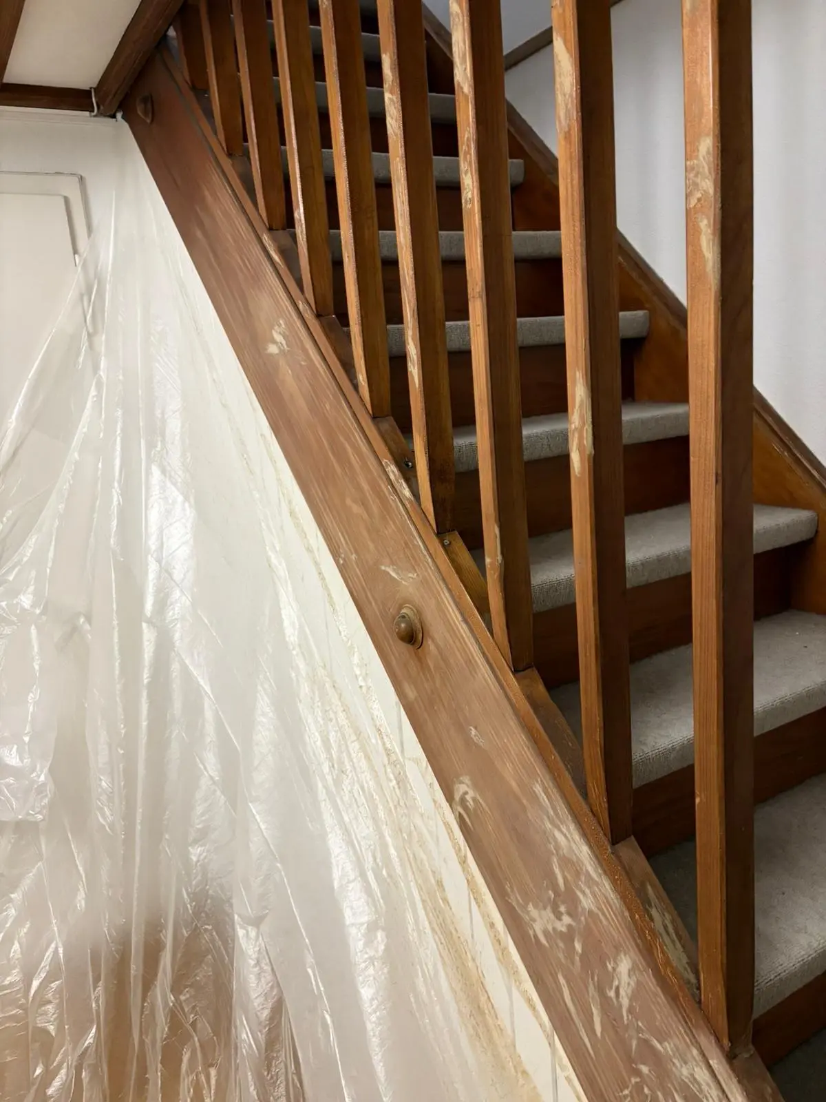 Holztreppe abgeschliffen und vorbereitet für den Neuanstrich