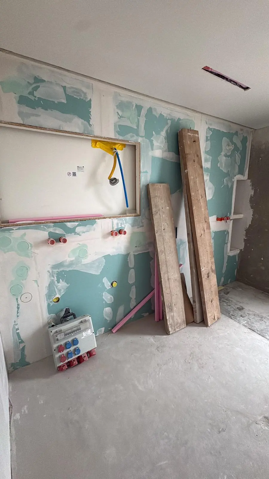 Vorbereitete Gipsplatten-Wand mit Installationen vor dem Verputzen