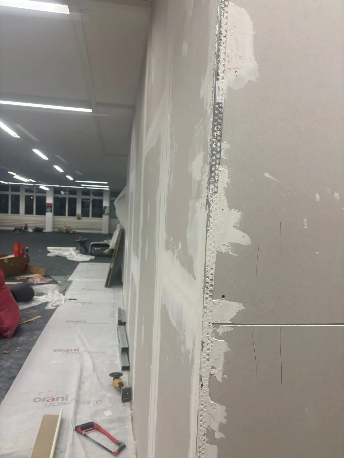 Verspachtelte Trockenbauwand mit Eckschutzprofil in grossem Raum