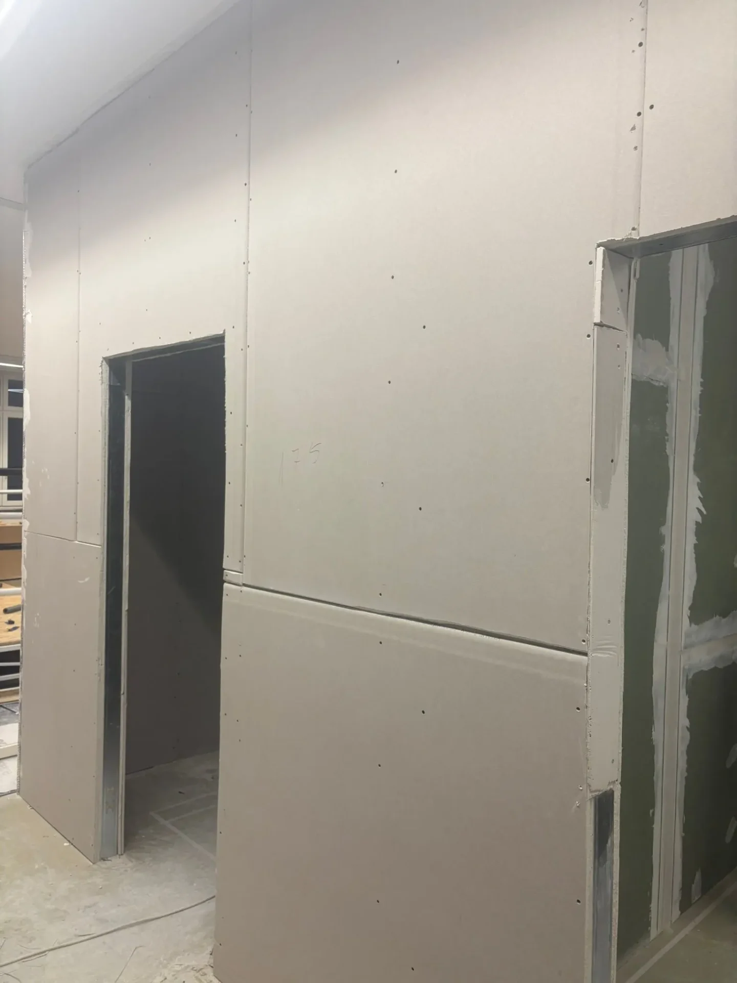 Fertig montierte Trockenbau-Wand mit Türöffnung und sichtbaren Fugen