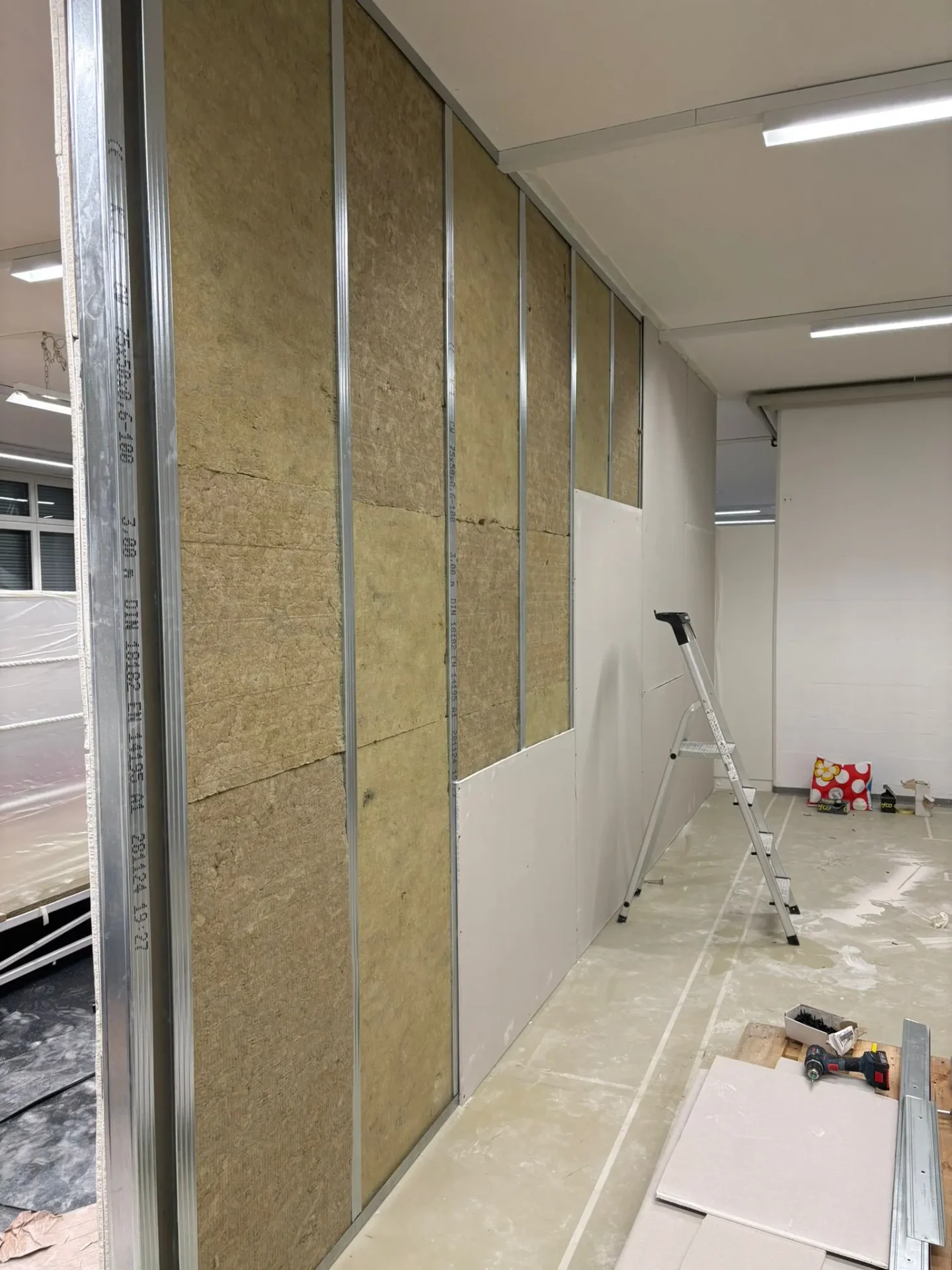 Ständerwerk mit Steinwoll-Dämmung in einer Trockenbau-Trennwand