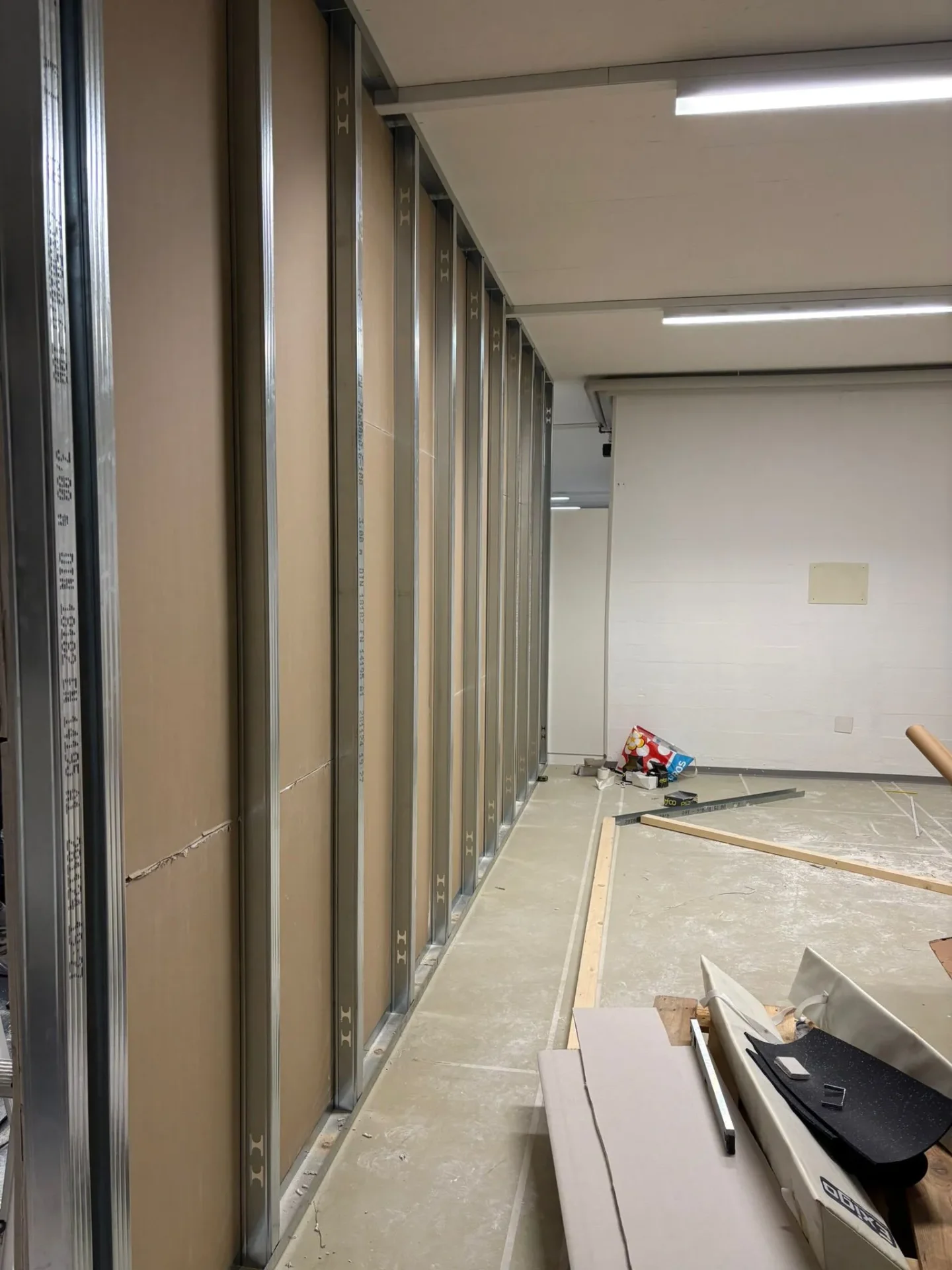 Metall-Ständerwerk mit Holzplatten für eine Trockenbau-Trennwand