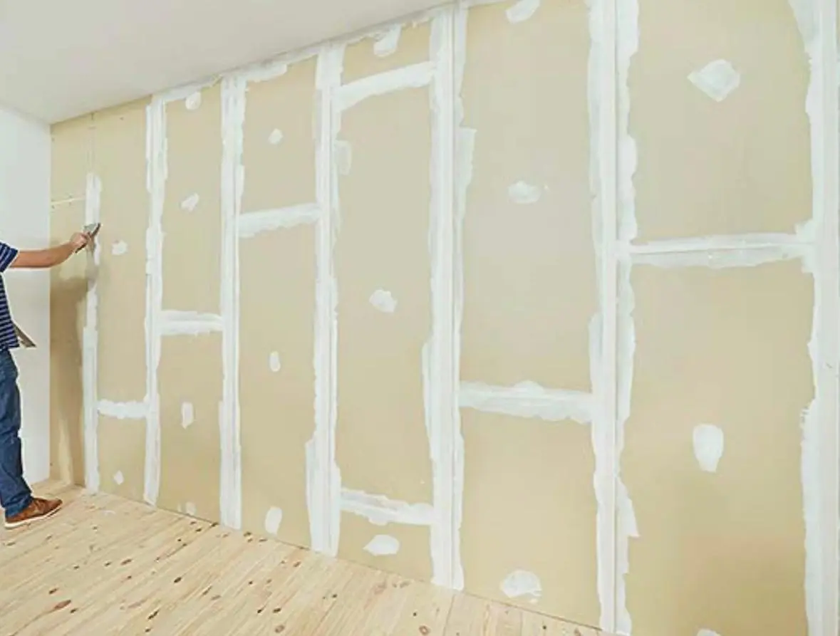 Verspachtelte Trockenbauwand mit sichtbaren Fugen vor dem Schliff