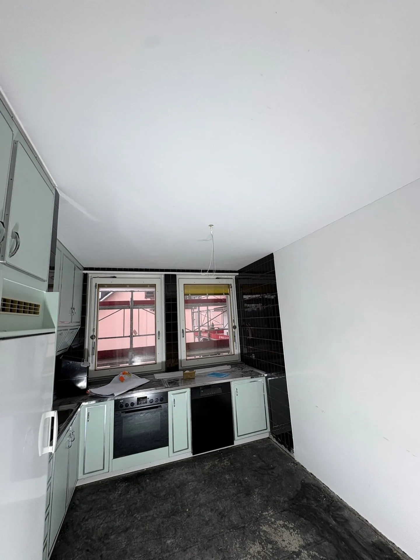 Frisch gestrichene Küchendecke und Wände – Renovation Maler Paesano
