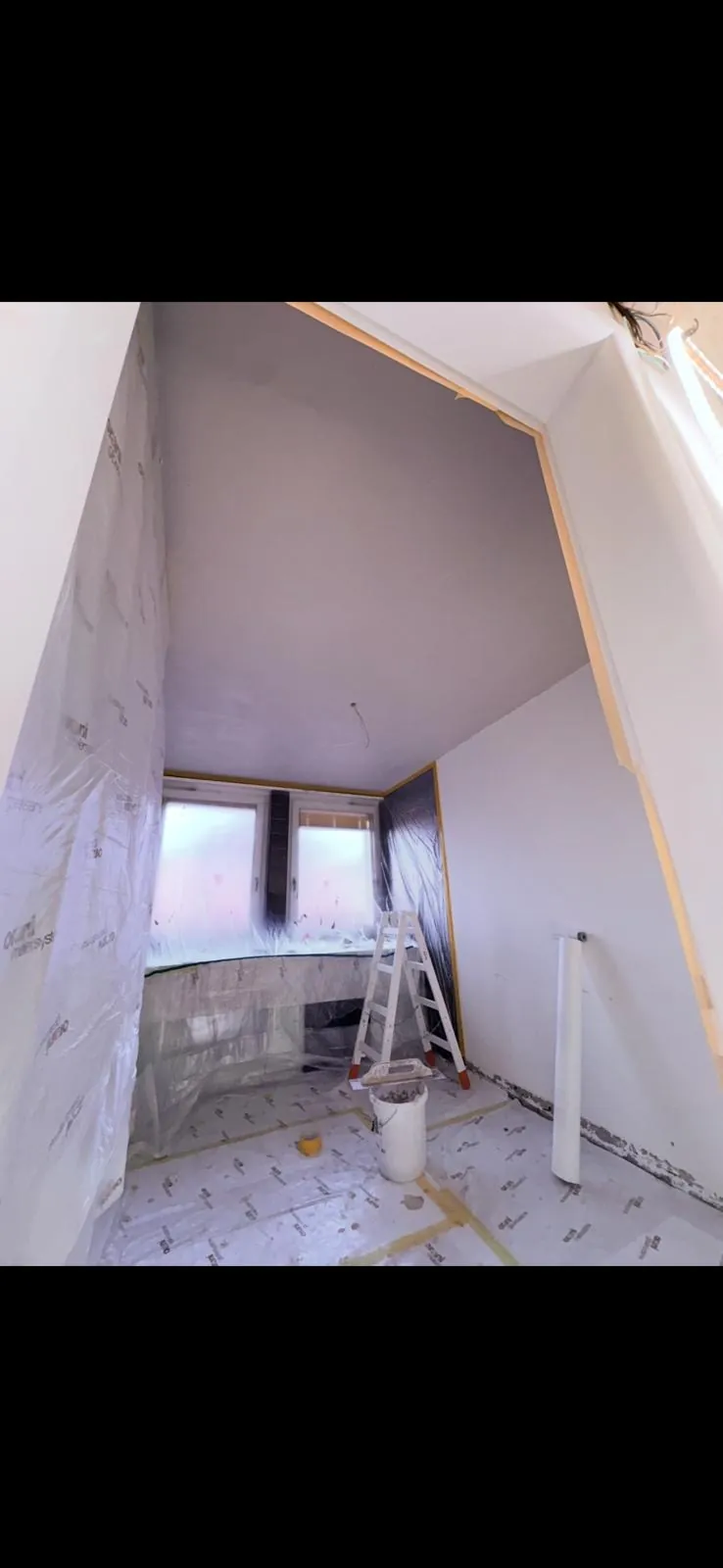 Vorbereitete Wände mit Abdeckung vor dem Anstrich – Renovation Innenraum